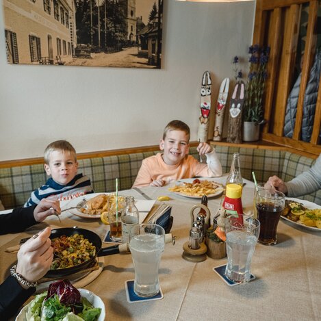 Familie beim Essen im Fischbacherhof in Fischbach | © TV Oststeiermark | Rene Strasser