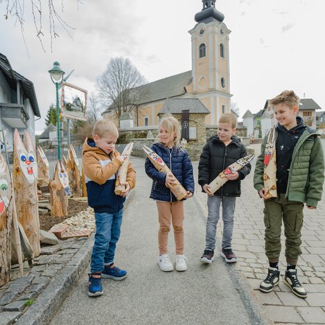 Kinder mit Osterhasen vor der Kirche in Fischbach | © TV Oststeiermark | Rene Strasser