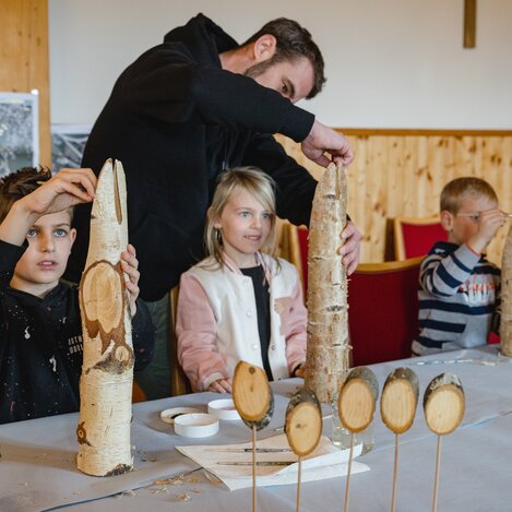 Kinder beim Osterhasen bemalen in der Osterwerkstatt in Fischbach | © TV Oststeiermark | Rene Strasser