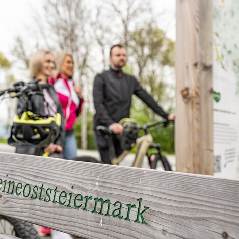 Hashtag meineoststeiermark bei der Übersichtstafel in Kaindorf in der Oststeiermark | © TV Oststeiermark | Rene Strasser