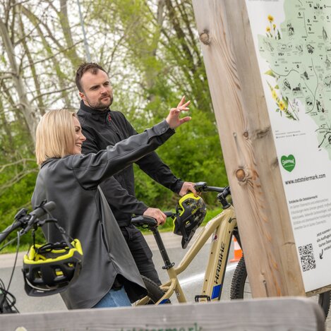 Übersichtstafel der oststeirischen Radtouren bei der Mehrzweckhalle in Kaindorf | © TV Oststeiermark | Rene Strasser
