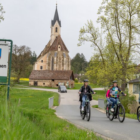 Entlang der Gartentour vorbei bei der Kirche St. Stefan | © TV Oststeiermark | Rene Strasser