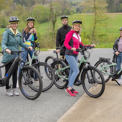 Gruppenfoto mit den E-Bikes von der iBike-Box | © TV Oststeiermark | Rene Strasser