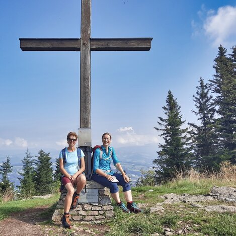 WEGES beim Gipfelkreuz in der Oststeiermark | © TV Oststeiermark | WEGES OG