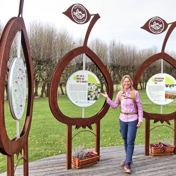 Schilder beim Hirschbirnwanderweg im Pöllauer Tal  | © TV Oststeiermark | WEGES OG