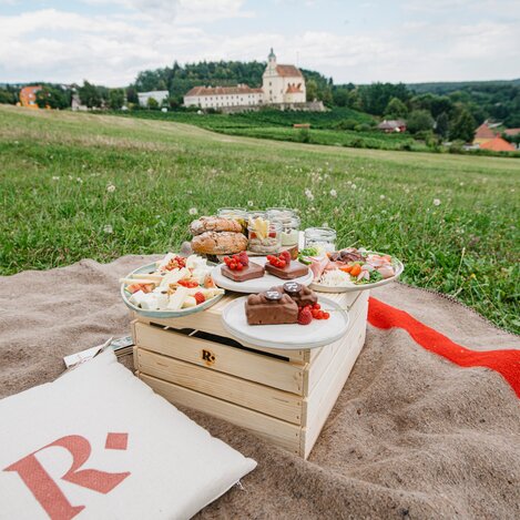 Picknicken mit Aussicht auf die Oststeiermark | © TV Oststeiermark | Rene Strasser