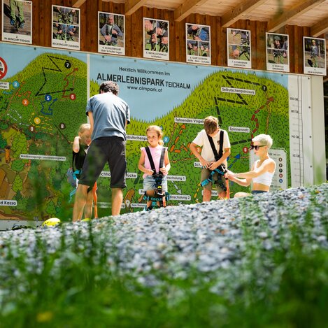 Klettergurt anlegen im Almerlebnispark auf der Teichalm  | © TV Oststeiermark | Fabian Trummer/5komma5sinne 