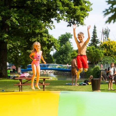 Kinder beim Flussbad in St. Ruprecht an der Raab | © TV Oststeiermark | Fabian Trummer/5komma5sinne 