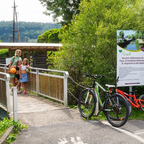 Eingang zum Flussbad in St. Ruprecht an der Raab | © TV Oststeiermark | Fabian Trummer/5komma5sinne 