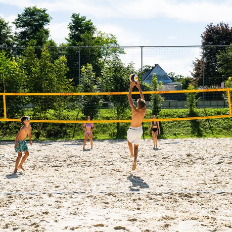 Volleyball spielen im Wellenbad Gleisdorf in der Oststeiermark | © TV Oststeiermark | Fabian Trummer/5komma5sinne 