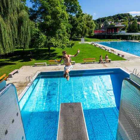 Sprungturm im Wellenbad Gleisdorf in der Oststeiermark | © TV Oststeiermark | Fabian Trummer/5komma5sinne 