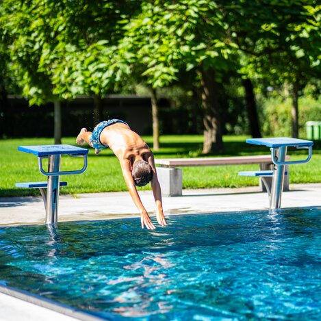 Sprung ins Wellenbad Gleisdorf in der Oststeiermark | © TV Oststeiermark | Fabian Trummer/5komma5sinne 