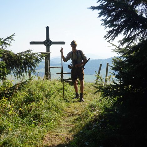 Peter mit dem Heulantsch-Gipfelkreuz auf der Teichalm | © TV Oststeiermark | Chiara Raith