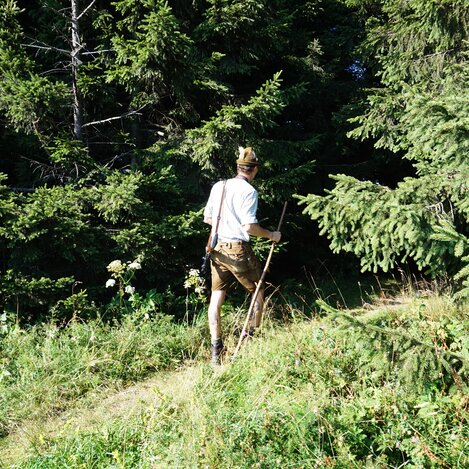 Mit Hut und Stock auf die Wanderung auf der Teichalm | © TV Oststeiermark | Chiara Raith