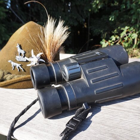 Jagdhut und Fernglas eines Aufsichtsjägers in der Oststeiermark | © TV Oststeiermark | Chiara Raith
