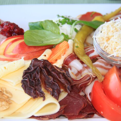 Buschenschankjause im Pöllauer Tal in der Oststeiermark | © TV Oststeiermark | Hermann Auerbäck