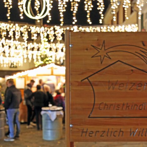 "Herzlich Willkommen"-Tafel des Christkindlmarkt Weiz | © Oststeiermark Tourismus | Kevin Lagler