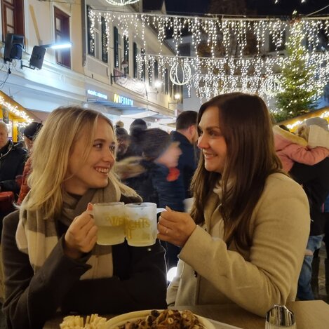 Tee und Glühwein beim Christkindlmarkt in Weiz | © Oststeiermark Tourismus | Nina Darnhofer