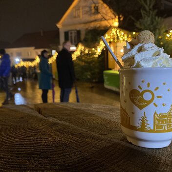 heißes Getränk am Adventmarkt in Gleisdorf | © Oststeiermark Tourismus | Ulrich Gutmann
