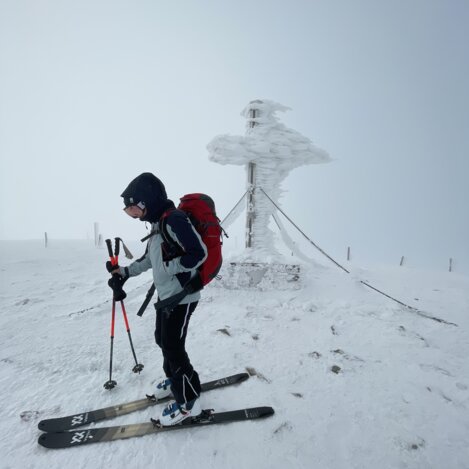 Gipfelkreuz bei der Skitour im Joglland-Waldheimat | © Oststeiermark Tourismus | Anna Fink