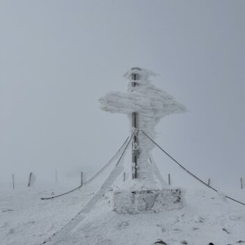 verschneites Gipfelkreuz im Joglland-Waldheimat | © Oststeiermark Tourismus | Anna Fink