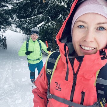 Anna Fink mit Begleitung bei der Skitour im Joglland-Waldheimat | © Oststeiermark Tourismus | Anna Fink