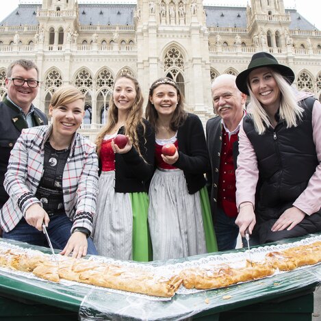 riesiger Apfelstrudl beim Steiermark Frühling | © STG | Jürgen Hammerschmid