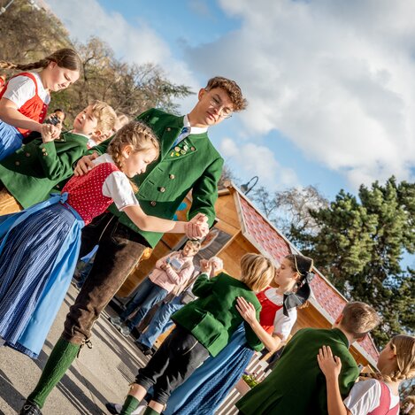 Kinder tanzen in Tracht beim Steiermark Frühling | © STG | Jesse Streibl