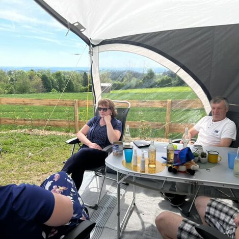Gemütliches Beisammensein mit Aussicht am Campingplatz in Lorenzen | © Oststeiermark Tourismus | Stefan Schindler