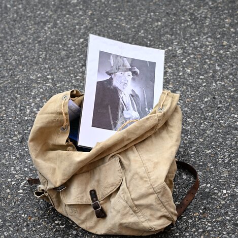 Rucksack mit Original-Foto vom Trifter Sepp | © Oststeiermark Tourismus | Nina Darnhofer