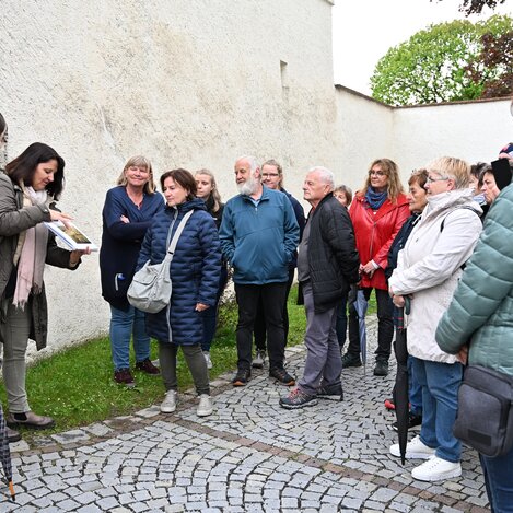 Vor der Taborkirche in Weiz | © Oststeiermark Tourismus | Nina Darnhofer