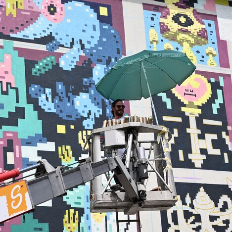 Street Art Künstler DXTR aus Deutschland bei der Fertigstellung seines Murals | © Oststeiermark Tourismus | Nicole Friesenbichler