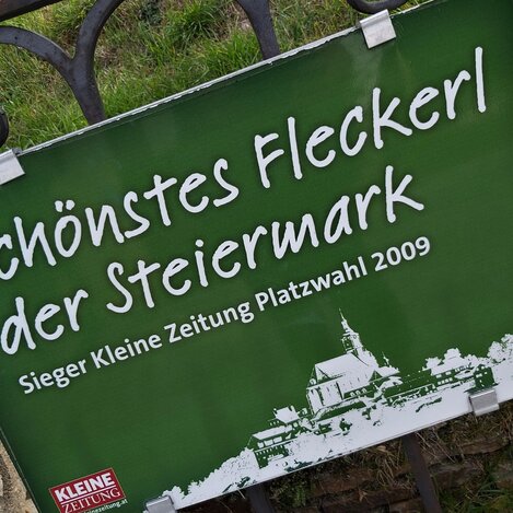 "Schönstes Fleckerl der Steiermark" -Tafel am Pöllauberg  | ©  Oststeiermark Tourismus | Christine Pollhammer