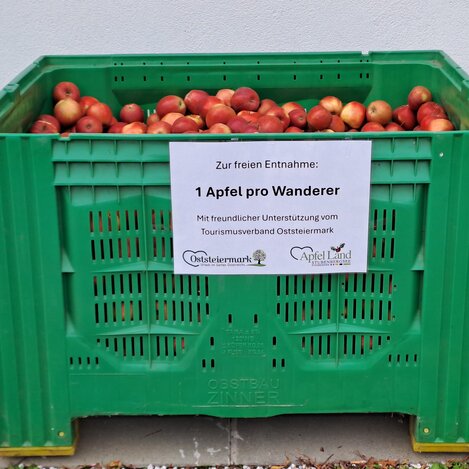Apfelkiste zur freien Entnahme vom Tourismusverband Oststeiermark | ©  Oststeiermark Tourismus