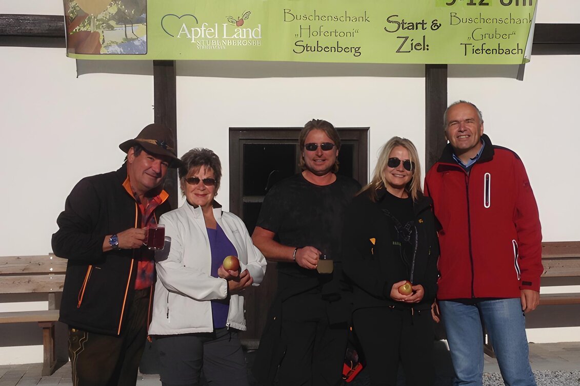 Plakat und Teilnehmer vom Sturmwandertag im Apfelland-Stubenbegsee in der Oststeiermark | © 
Oststeiermark Tourismus