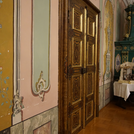 Holztür bei der Krippenausstellung im Barocksaal im Stift Vorau | © Oststeiermark Tourismus | Jasmin Perhofer