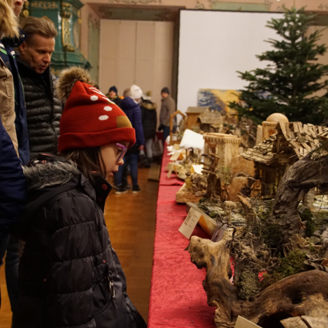 Lisa bei der Krippenausstellung im Barocksaal im Stift Vorau | ©  Oststeiermark Tourismus | Jasmin Perhofer