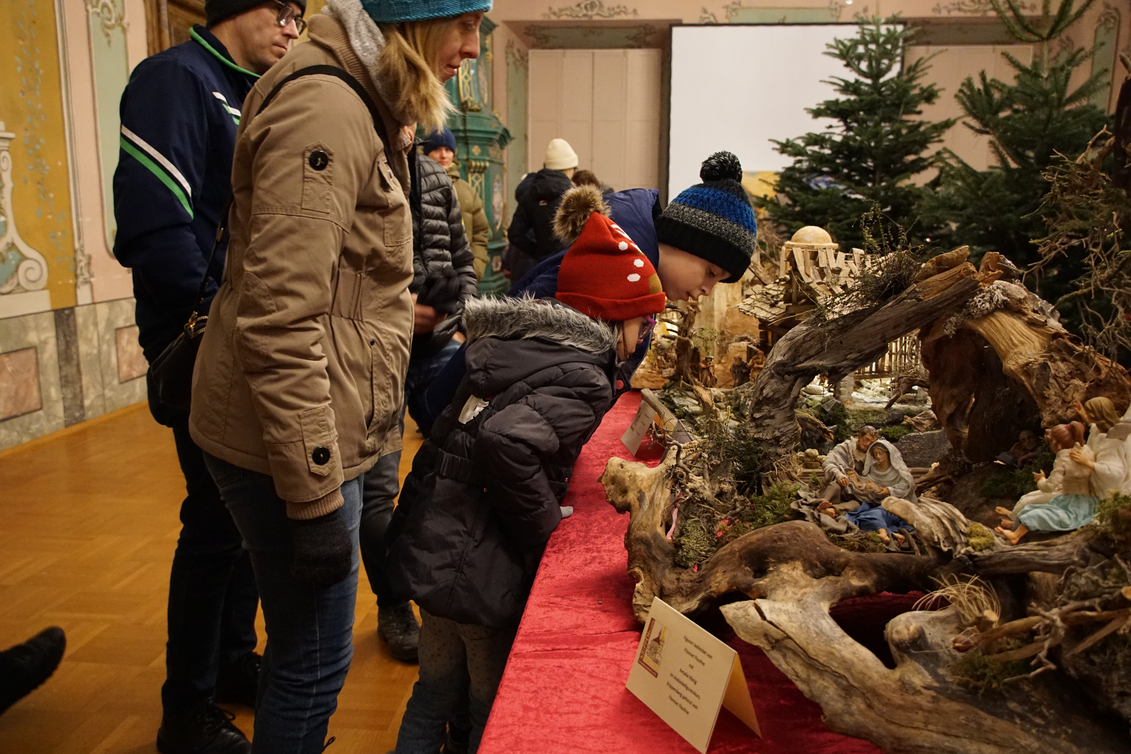 Bestaunen der Krippen bei der Krippenausstellung im Barocksaal im Stift Vorau | © Oststeiermark Tourismus | Jasmin Perhofer