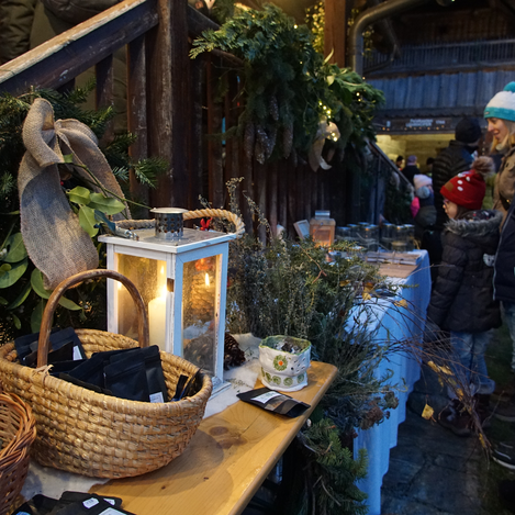 Stand mit Kräutern Joglland Advent gspian im Freilichtmuseum Vorau | ©  Oststeiermark Tourismus | Jasmin Perhofer