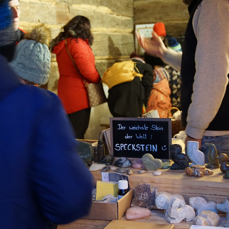 Stand mit Specksteinen Joglland Advent gspian im Freilichtmuseum Vorau | ©  Oststeiermark Tourismus | Jasmin Perhofer