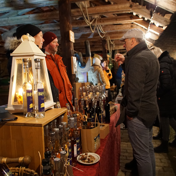 Stand mit Aroniaprodukten Joglland Advent gspian im Freilichtmuseum Vorau | ©  Oststeiermark Tourismus | Jasmin Perhofer