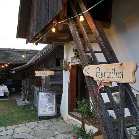 Schild zu Patrizihof Stand beim Joglland Advent gspian im Freilichtmuseum Vorau | ©  Oststeiermark Tourismus | Jasmin Perhofer