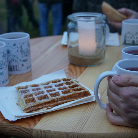 Waffeln essen beim Joglland Advent g'spian im Freilichtmuseum Vorau | ©  Oststeiermark Tourismus | Jasmin Perhofer