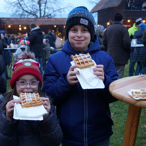 Waffeln essen beim Joglland Advent g'spian im Freilichtmuseum Vorau | ©  Oststeiermark Tourismus | Jasmin Perhofer