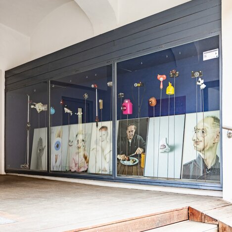 Schaufenstergalerie in der Bürgergasse | © Karl Schrotter Photograph