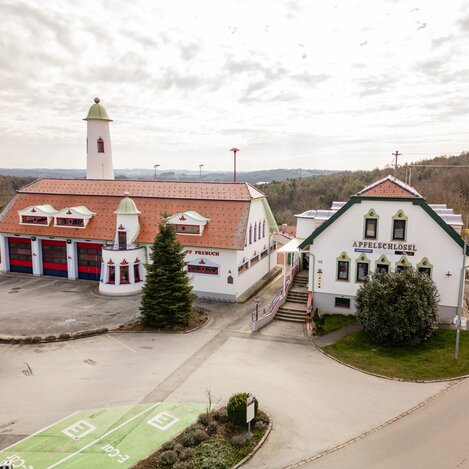 Apfelschlössl und Feuerwehrhaus in Prebuch gestaltet von Karl Hodina  | © Karl Schrotter Photograph