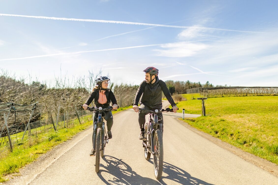 Radtour zu zweit entlang des Kunsttrails in der Oststeiermark | © Karl Schrotter Photograph