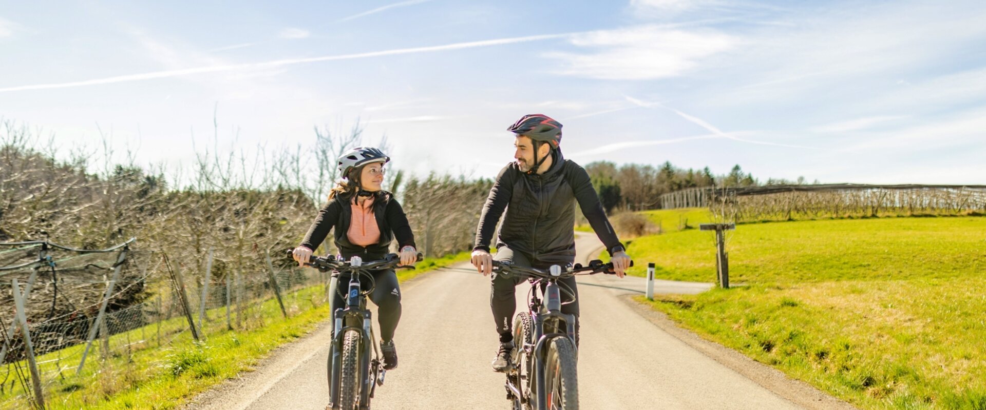 Radtour zu zweit entlang des Kunsttrails in der Oststeiermark | © Karl Schrotter Photograph