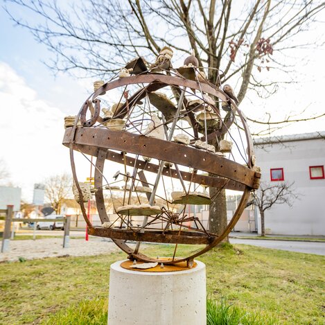 Skulptur „Die Welt in unseren Händen“ von Horst Waidacher  | © Karl Schrotter Photograph