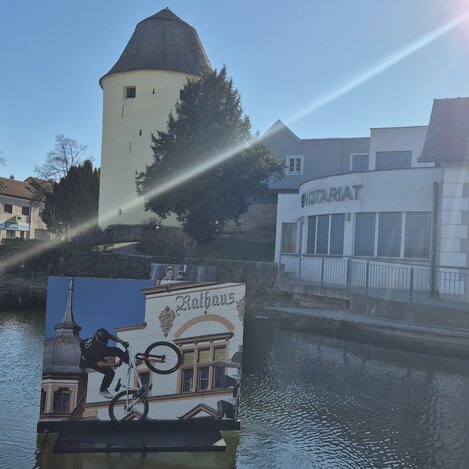 Schwimmende Bilder mit Schölbinger Turm in Hartberg | © 
Oststeiermark Tourismus | Carmen Miletich